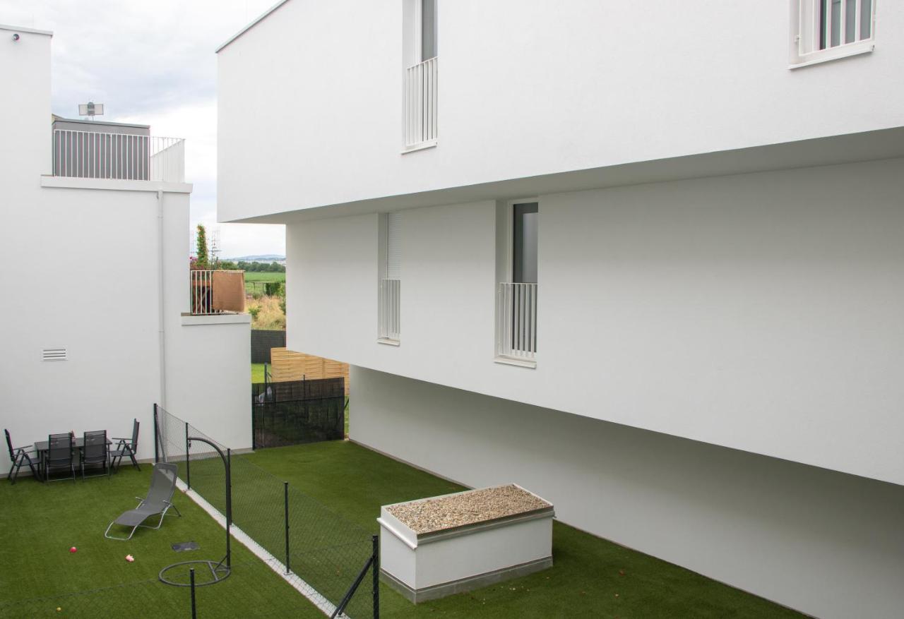 Flat2Go Modern Apartments - Harmony Of City And Nature Wina Bagian luar foto